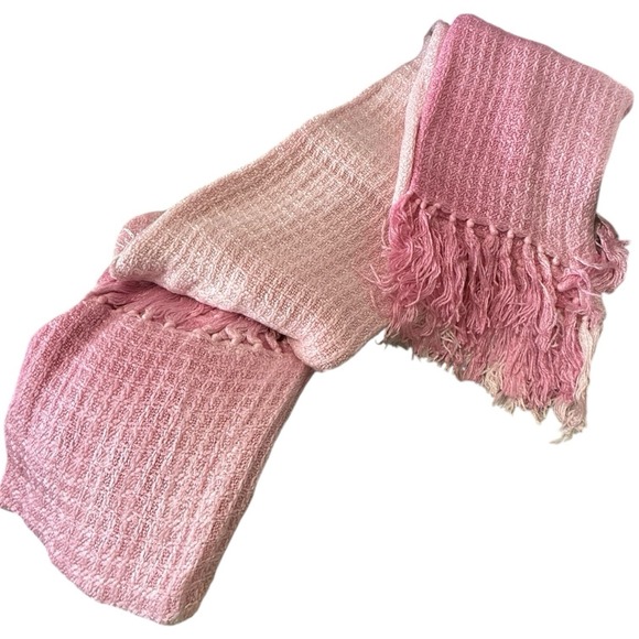 Rare‎ Carleton Varney Live Vividly Ombré Throw 50" x 60" 4" Fringe Pink Ombré - Picture 4 of 5